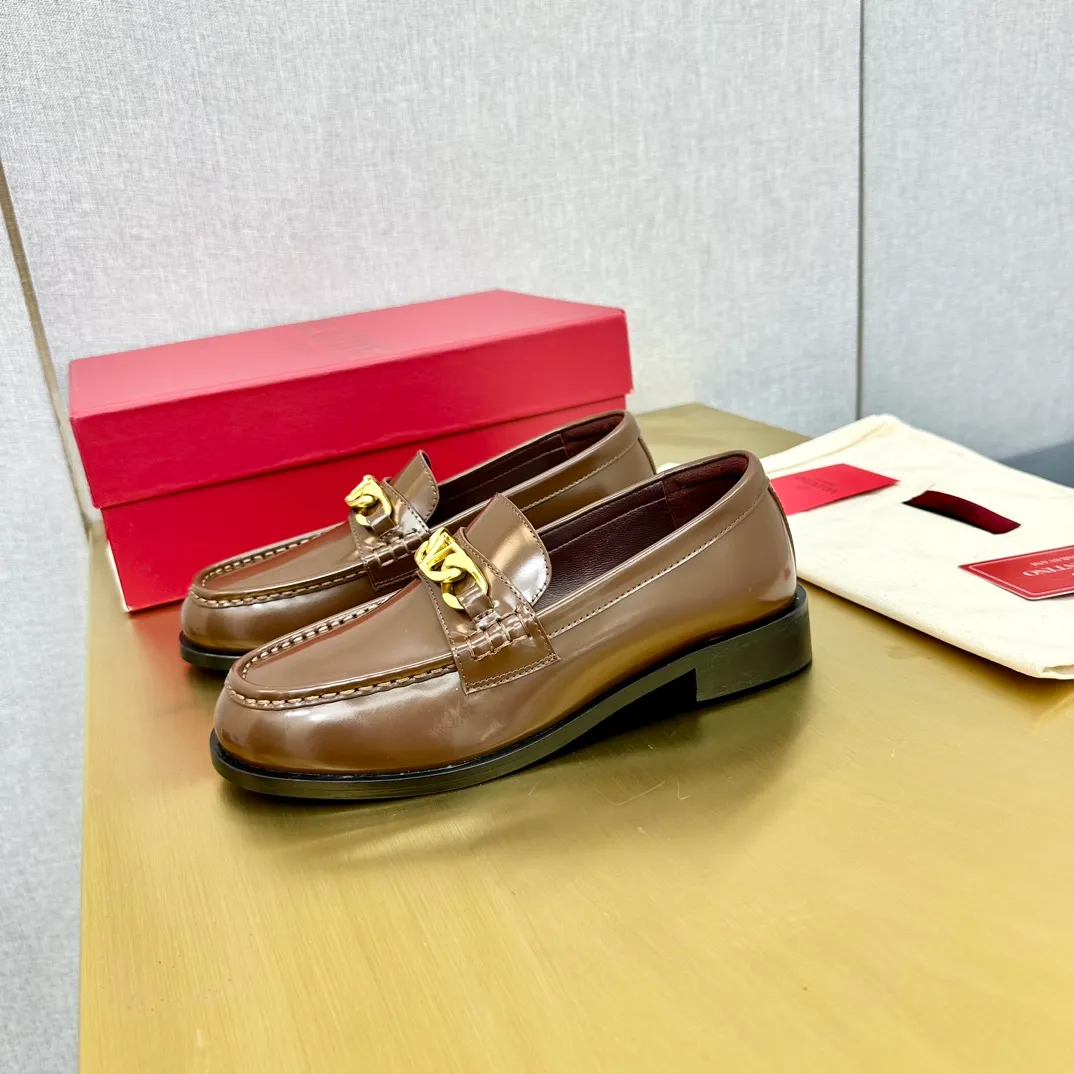 👟👟Ex-factory price 640👟👟 (genuine leather sole) 2024 [VALENTINO] Valentino's early spring fashionable slip-on loafers are hot new🆕 Versatile style with temperament💃🏻 Slay the whole audience immediately when you put it on [Love] The ultra-simple design is more timeless and attractive! Fashionable and neat feeling, it is a magic tool for increasing your height and slimming down ✨ The shoe collar is specially added with anti-wear latex! You won't feel tired after walking all day long🦶🏻 The upper is made of open-edge beaded cowhide fabric and matched with calfskin lining, which is full of texture. The bottom thickness is 4.0cm. Color: black, brown, coffee. Size: 35-40. Available from factory.